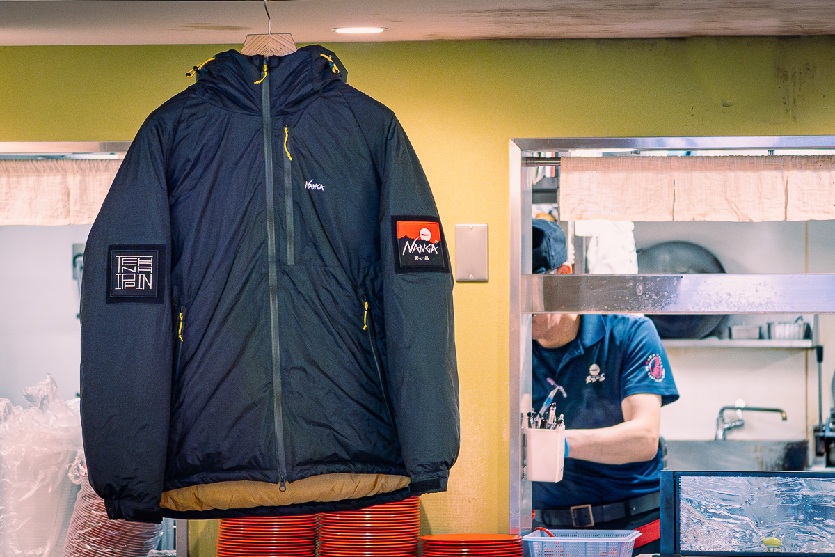 ナンガ×天下一品がコラボ!?ダウンの出来栄えは見た目あっさり、中身は