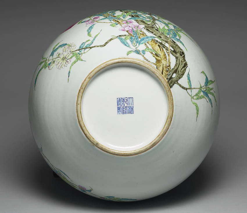中国粉彩九桃図天球瓶（裏印「乾隆年製」） 【公式通販】