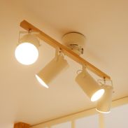 LEDスポットライト（4灯：ブラック/ホワイト）木製×スチールシェード