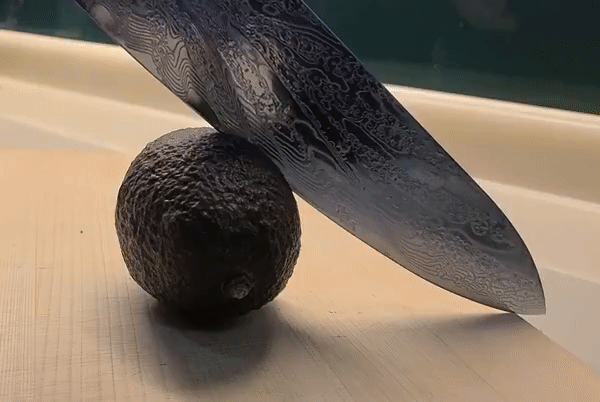 オブジェのように美しく強靭な73層ダマスカス包丁。切れ味抜群で調理が