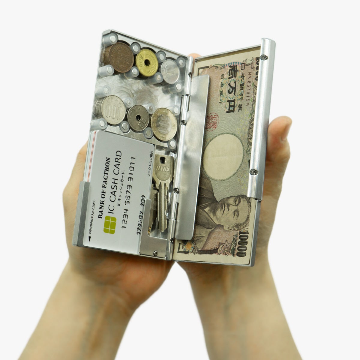 航空機素材のメタルウォレットBoxy パカッと開きお会計シーンを