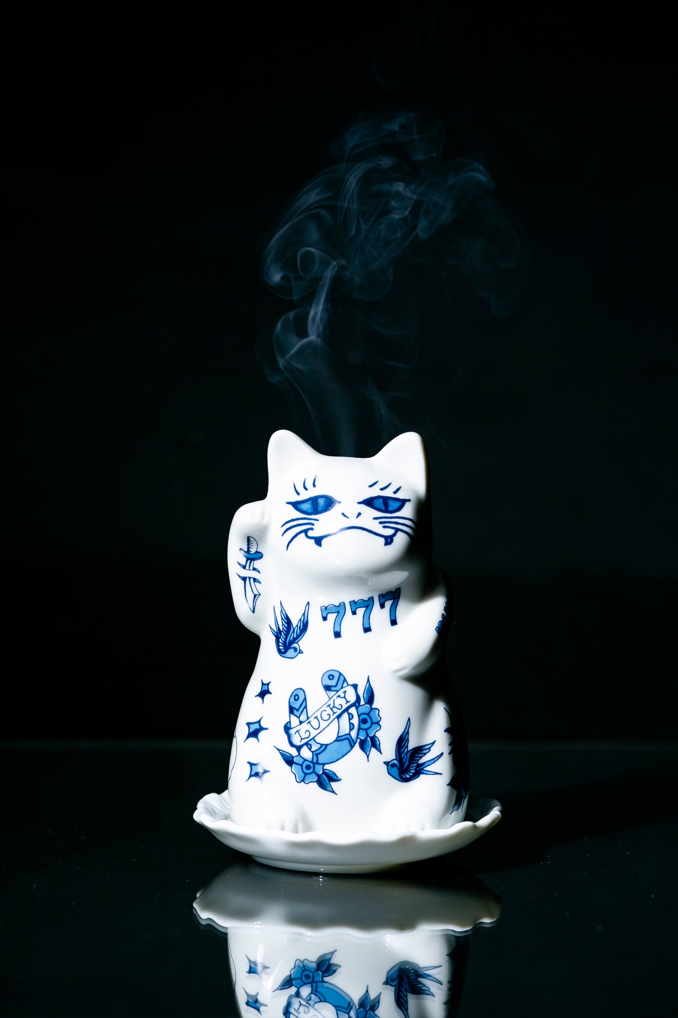 趣味時間に、福をひとさじ。LUCKYと香りを招く、招き猫お香立て