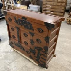 民芸家具 車箪笥 楡材総無垢 重厚な金具の箪笥 115cm×40cm×H93cm