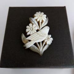 bisou* 水牛ブローチ - メルカリ