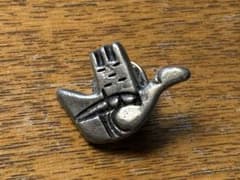 Le Corbusier open hand pin badge コルビュジエ - メルカリ