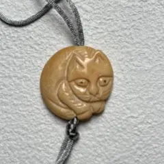 根付 竹の子に止まりバッタを見つめる猿の姿をしている根付 2025