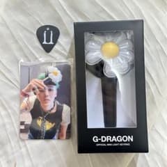 ☆国内24時間以内発送G-DRAGON ペンライト&クレイドル＆トレカ＆袋