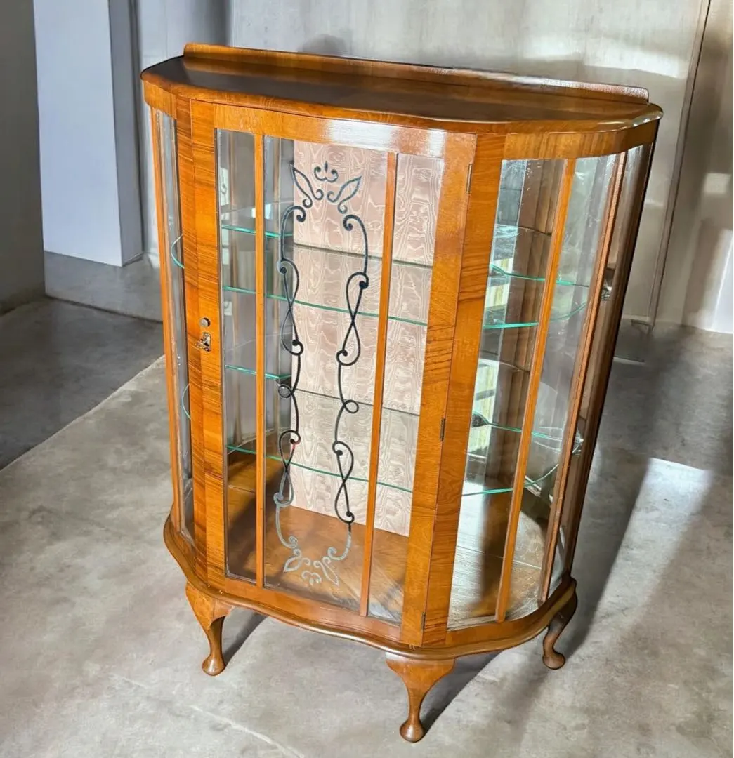 アンティーク調の飾り棚です。猫脚が魅力のクラシックで上品なキュリオ