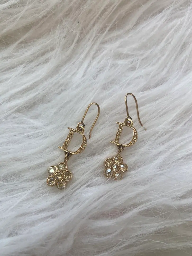 2026年最新】ディオールフラワーピアスの人気アイテム - メルカリ