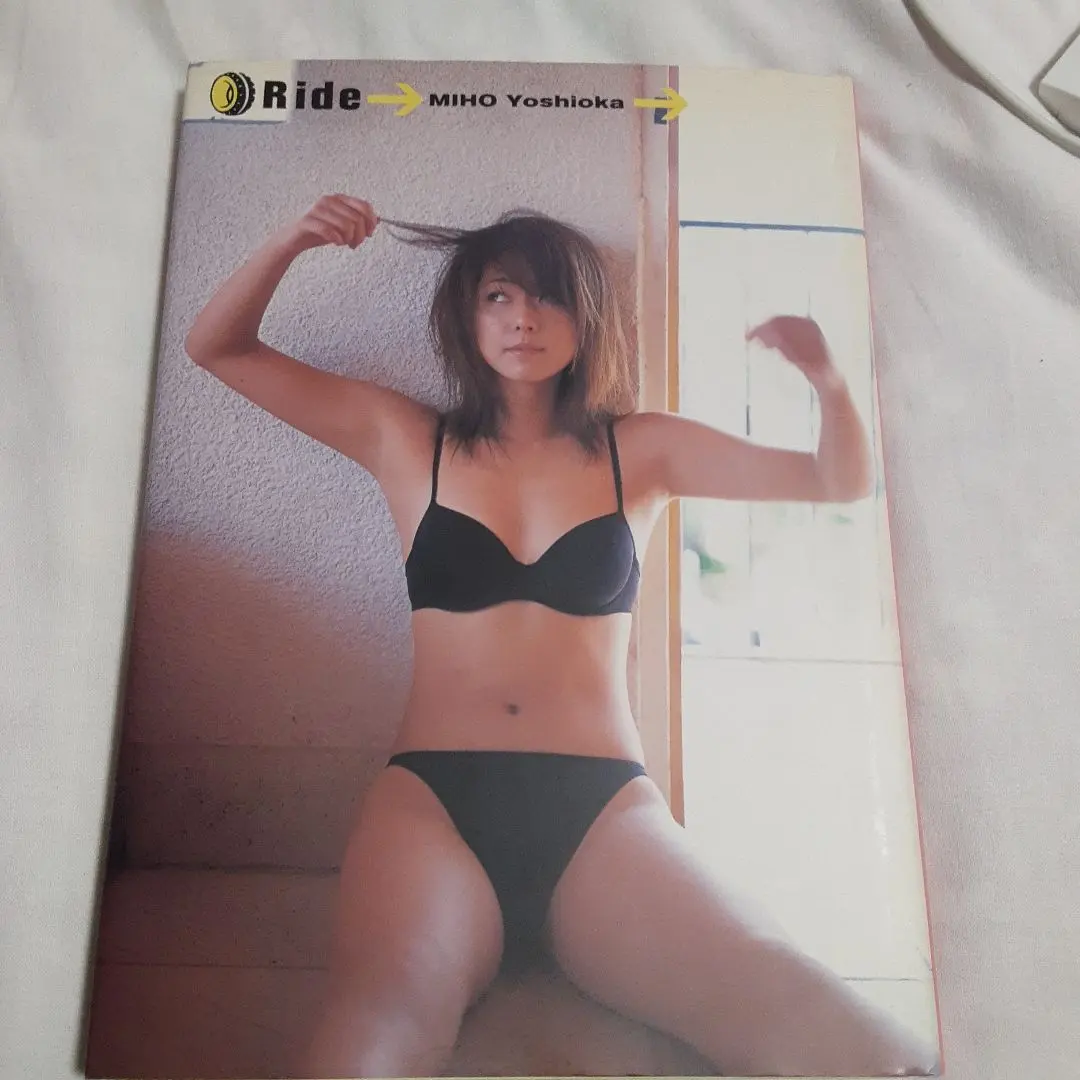 1点もの】吉岡美穂直筆サイン入りポラ白ビキニ水着