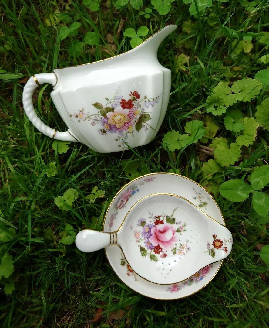 古ロイヤルクラウンダービー薔薇のタッツァ