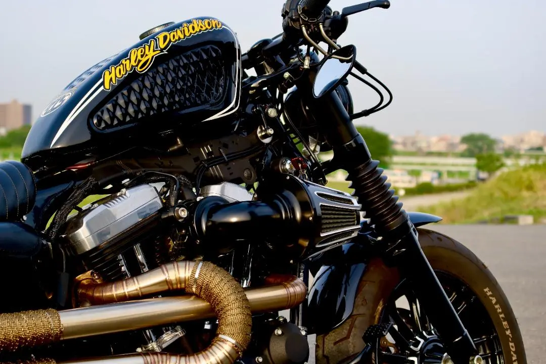 スポーツスターハーレーダイヤモンドカスタムタンク3.3ガロン凹凸柄