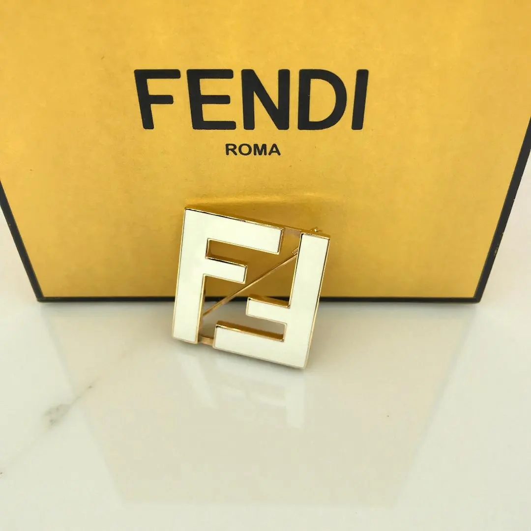 2026年最新】fendi フェンディ ブローチの人気アイテム - メルカリ