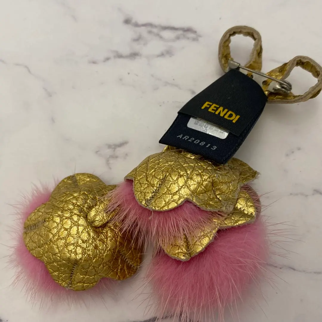 2026年最新】fendi フェンディ ブローチの人気アイテム - メルカリ
