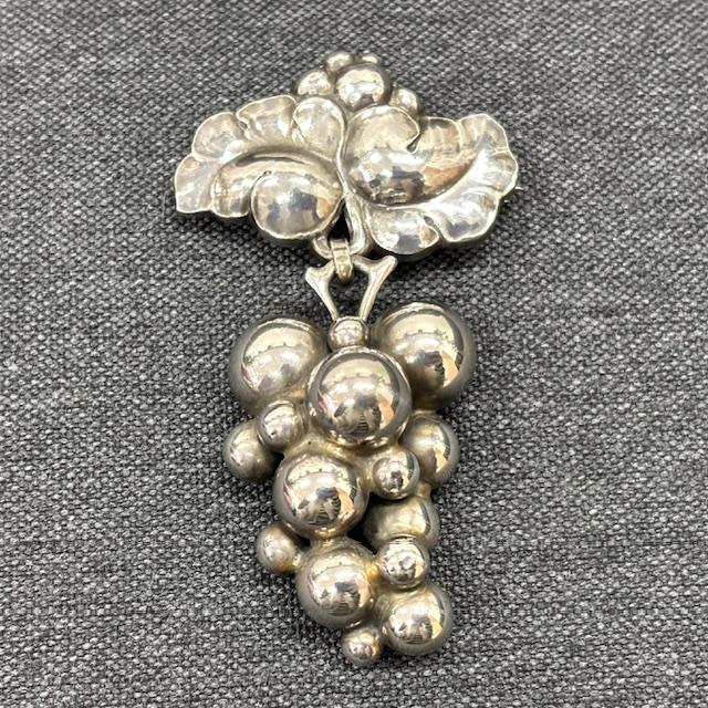Georg Jensen217A 葡萄モチーフブローチ