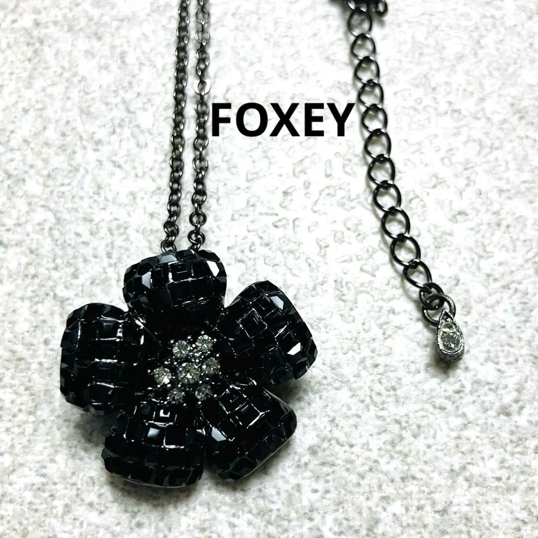 FOXEY クリスタルとパールの花形ペンダント