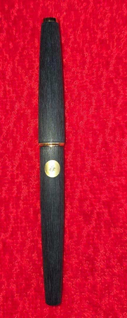 画像に写っているのは、モンブラン 220という万年筆です。1970年代に製造