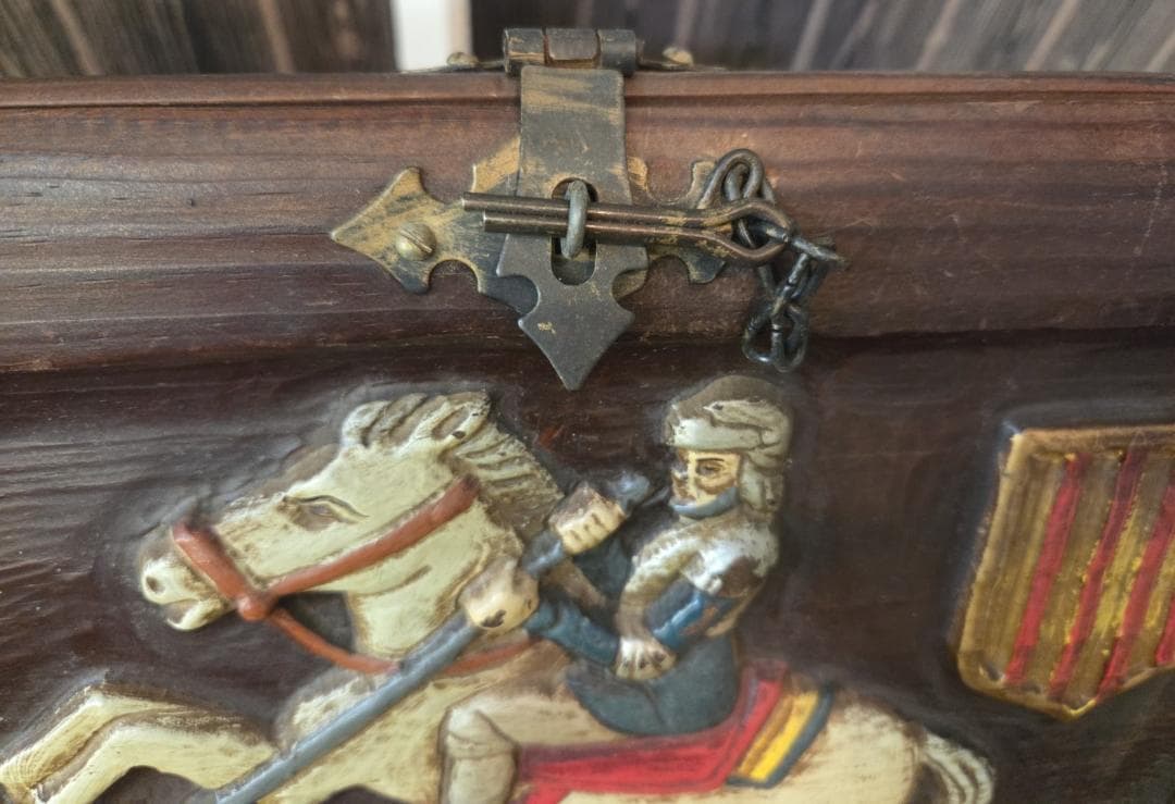 現状渡し〉騎士ドラゴン彫刻 木製 収納家具