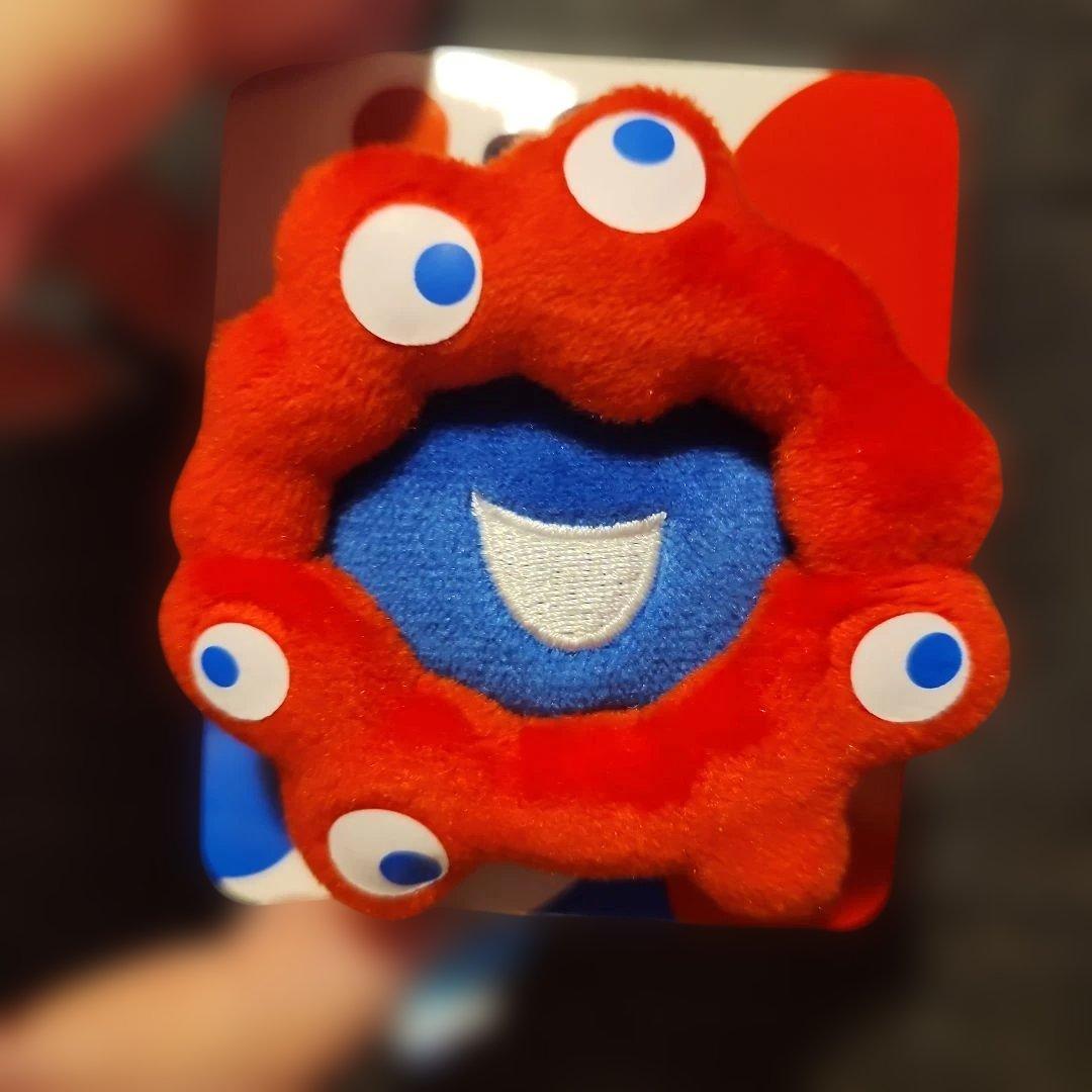 ミャクミャクぬいぐるみバッジ - メルカリ