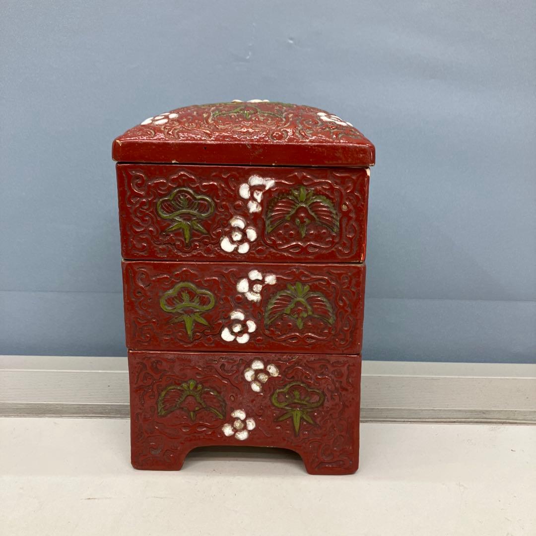 D-4 松竹梅 縁起物 三段重 朱塗り 陶器製 菓子器 重箱 小重 昭和レトロ