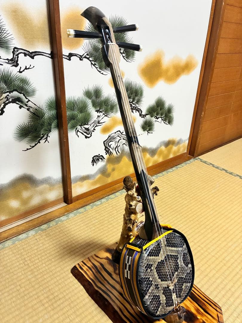 沖縄三線 伊江島クルチ(黒木) ユナー！与那城型 本皮一枚張り - メルカリ