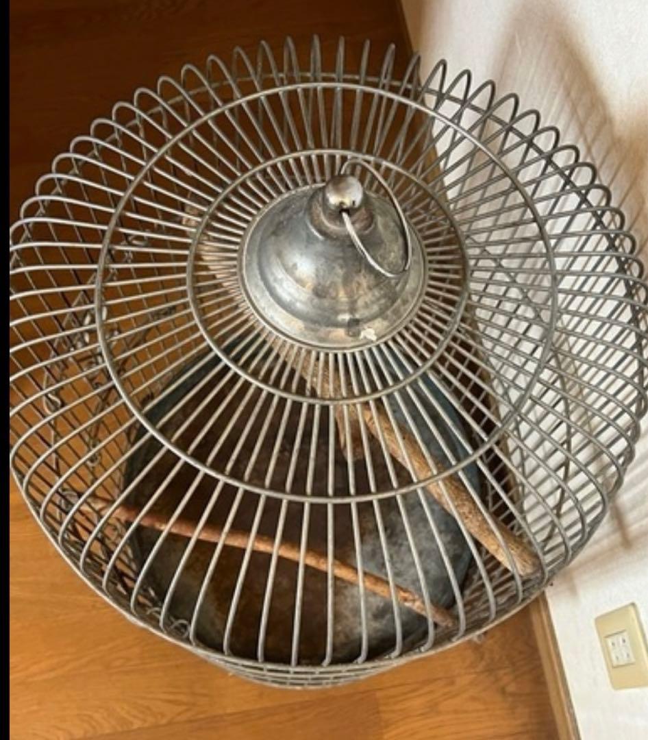 昭和レトロ】大型鳥かご 金属製 木製止まり木2本 - メルカリ