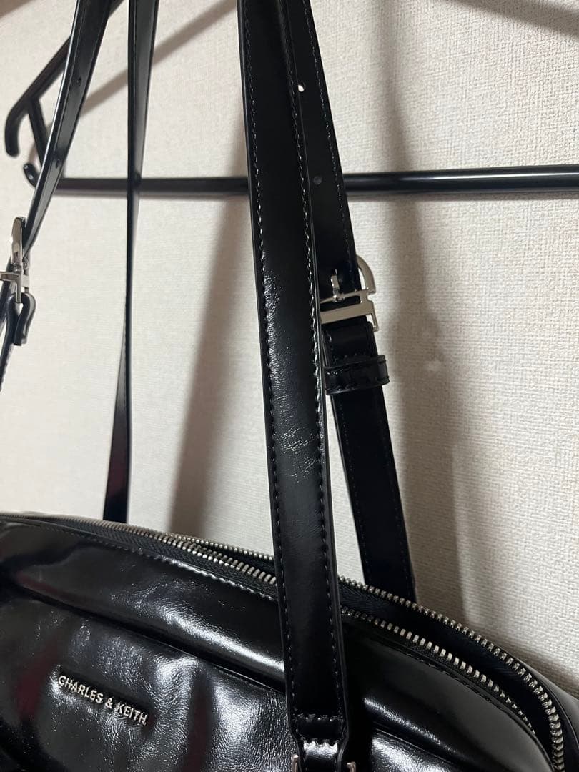 チャールズアンドキース レイチェルイロンゲイテッドマルチポケットショルダーバッグ