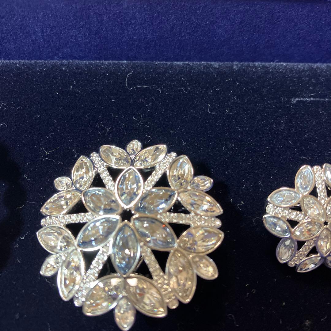 SWAROVSKI GINETTE ブローチ - メルカリ