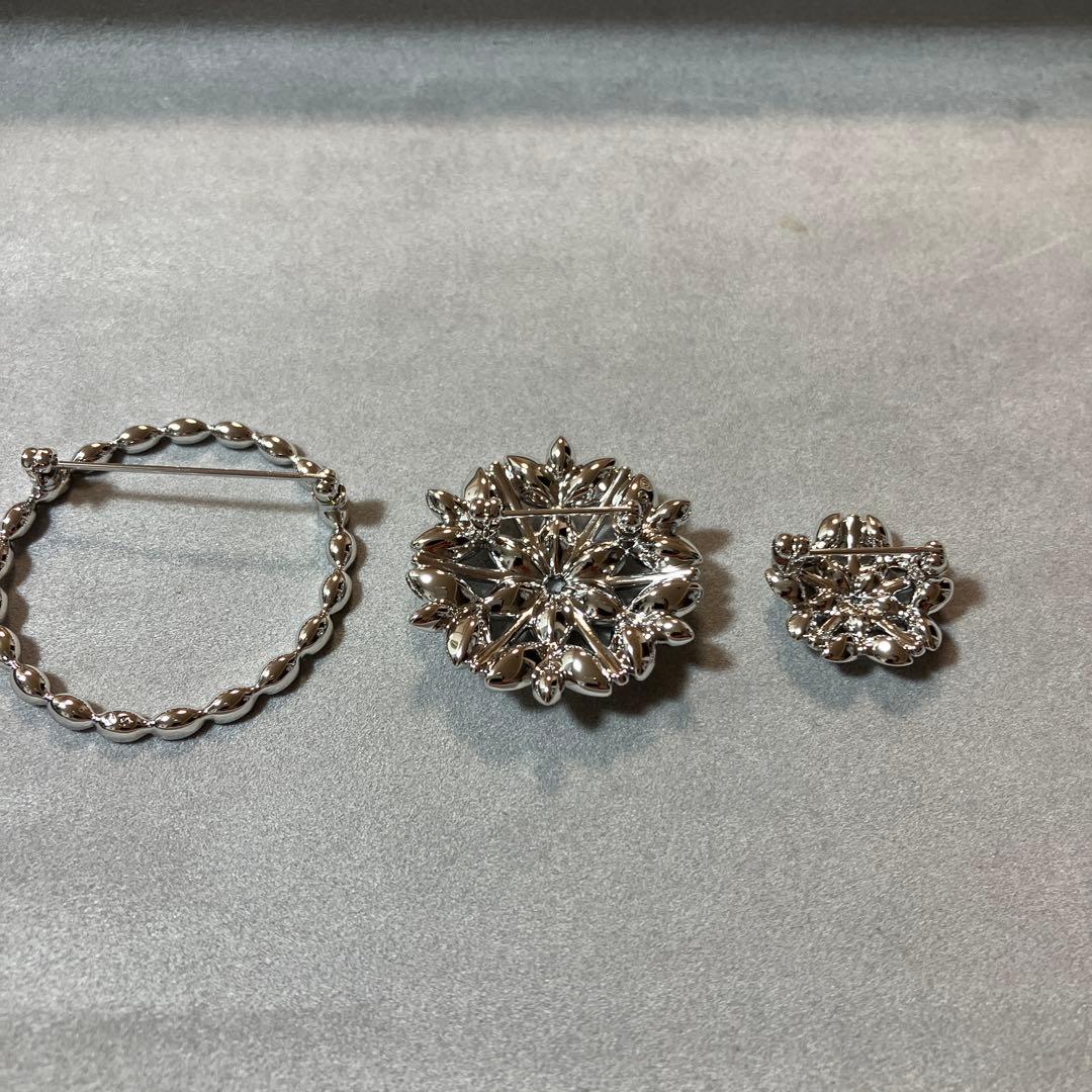 SWAROVSKI GINETTE ブローチ - メルカリ