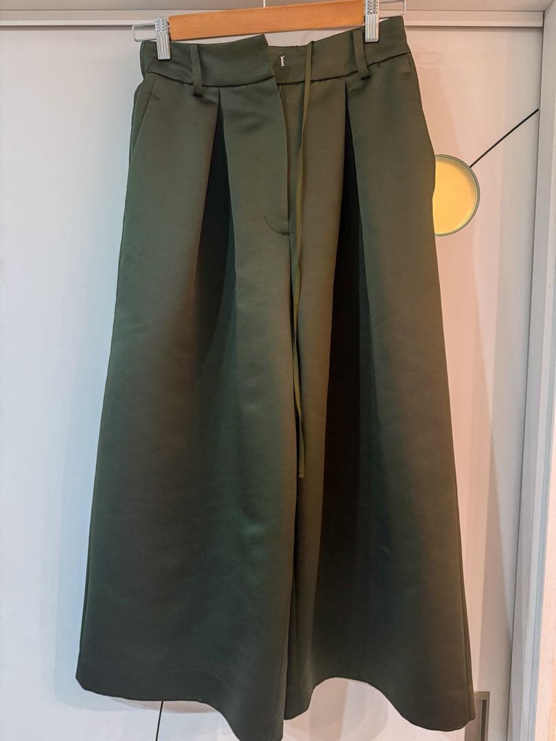 Heveへイヴサテンフレアガウチョパンツolive38 - メルカリ