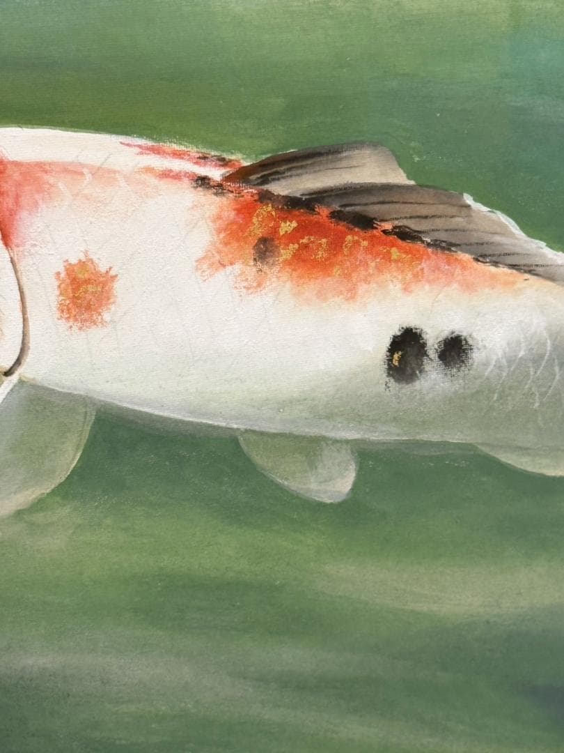 素晴らしい　緑の水中を泳ぐ鯉の美しい日本画