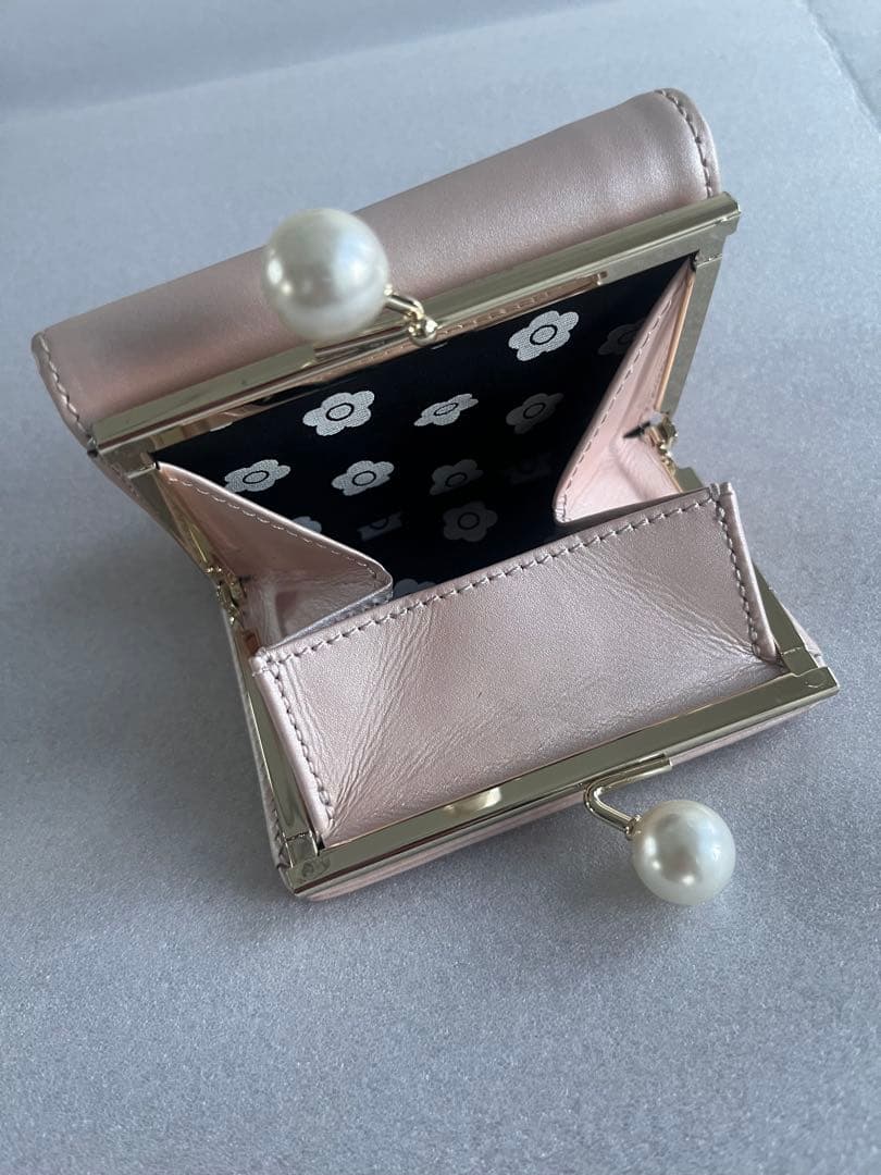 MARY QUANT マリークワント エンボスデイジーパール ミニウォレット