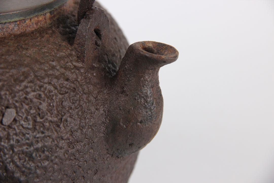 龍文堂造 鉄瓶 日丸形 銀摘 茶道具 約1200ml 岩肌 EL11-26