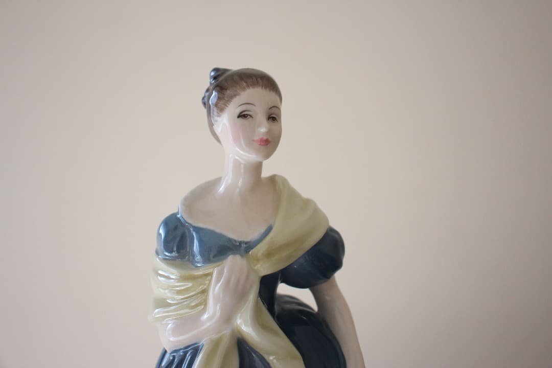 ロイヤルドルトン フィギュリン 陶器人形 アドリアン