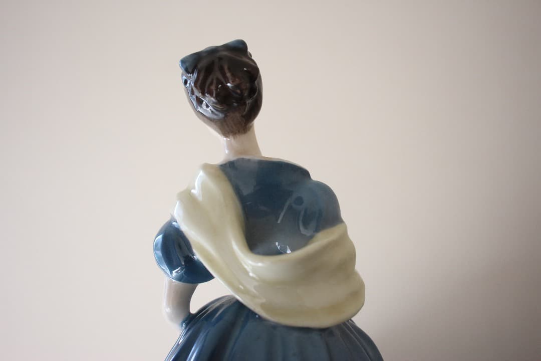 ロイヤルドルトン フィギュリン 陶器人形 アドリアン