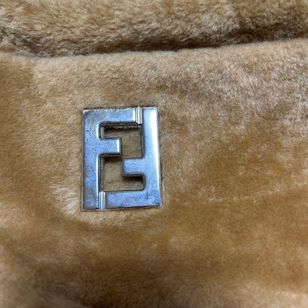 FENDI ベージュファーショルダーバッグ