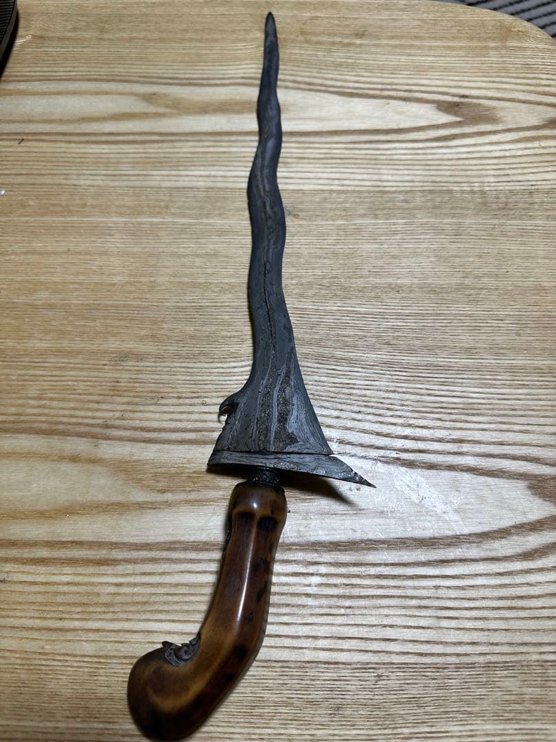 波状の刃のダガー　クリス　インドネシア