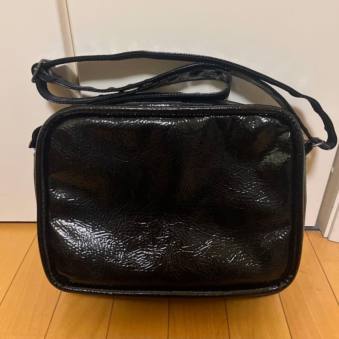 adidas ブラック エナメル ショルダーバッグ - メルカリ