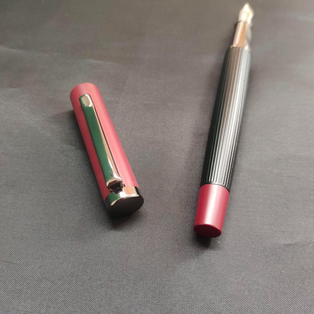 赤と黒のストライプ万年筆