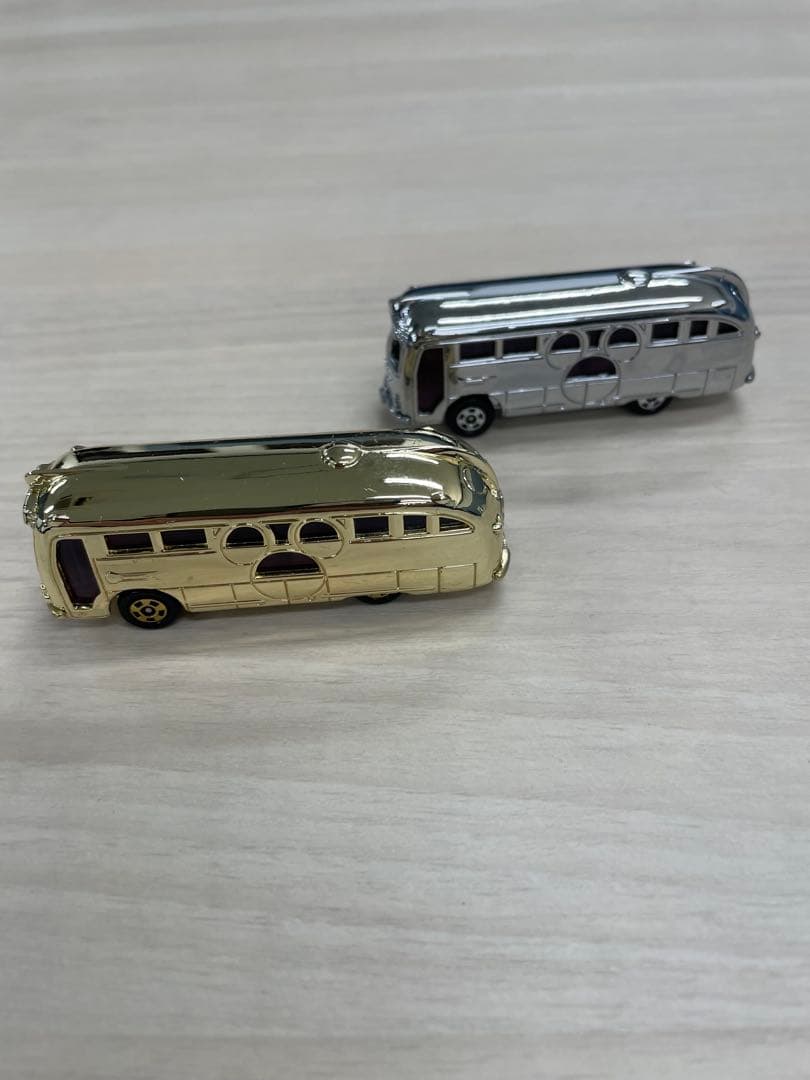 トミカ　ディズニーリゾートクルーザー　ゴールド　シルバーの2台セット