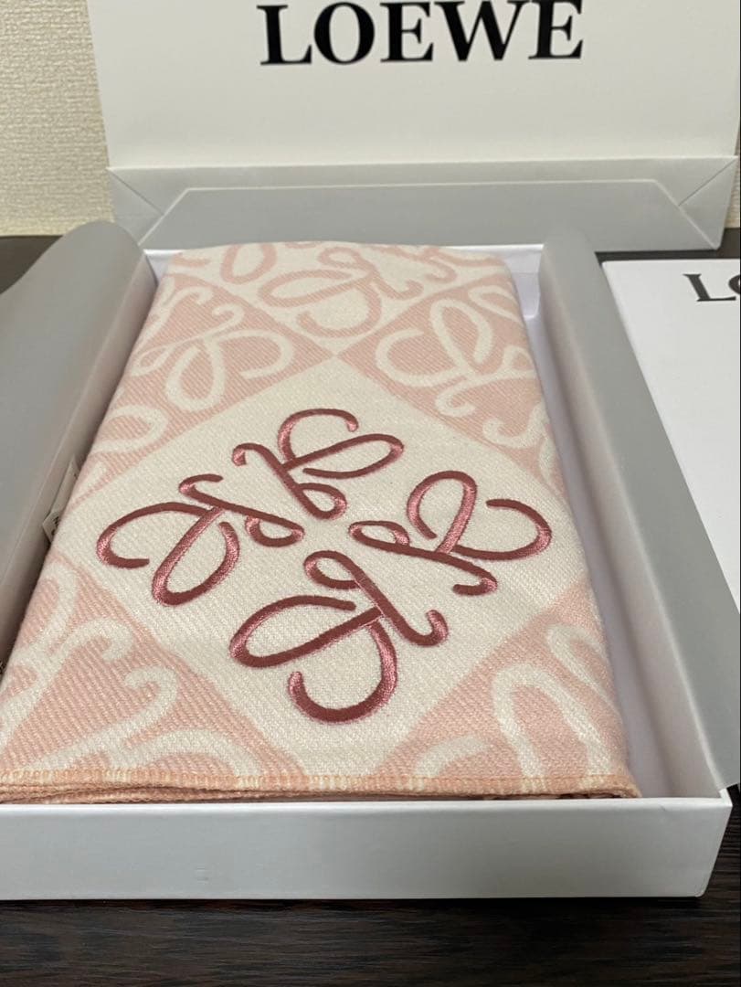【アウトレット】ロエベ　ノベルティ　マフラー　春色ピンク アウトレット】ロエベ ノベルティ マフラー 春色ピンク - メルカリ