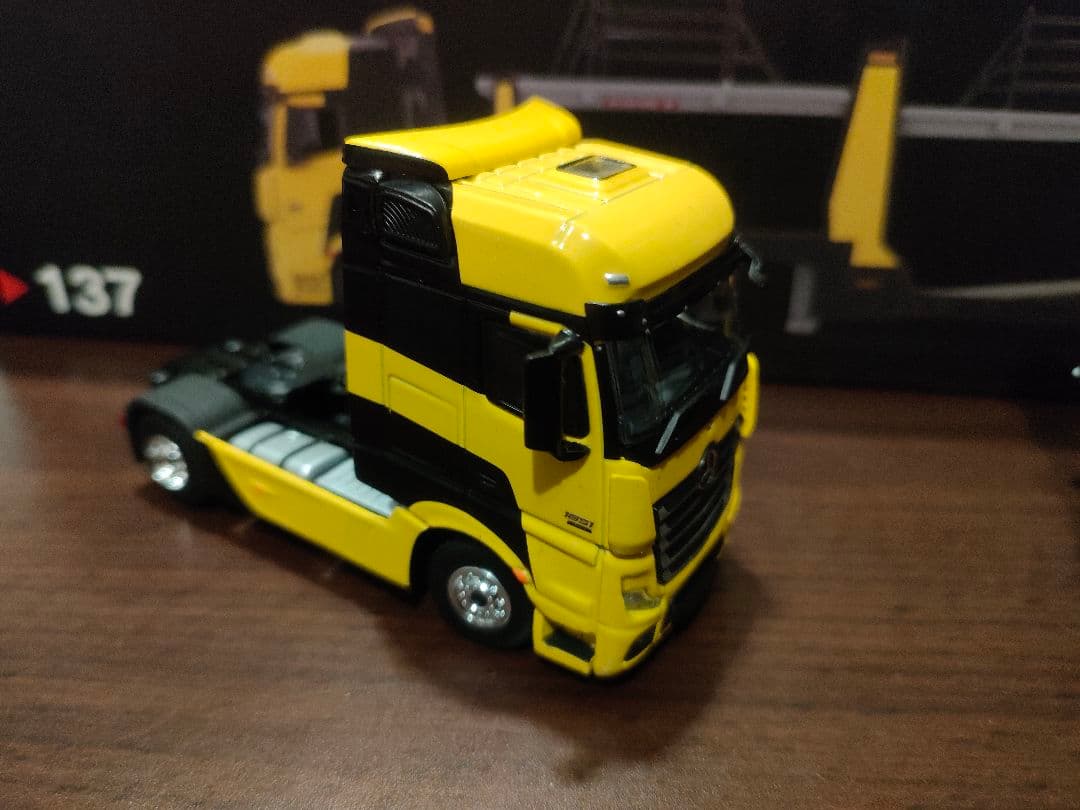 MINIGT Mercedes-Benz アクトロス 黄色 右ハンドル 1/64