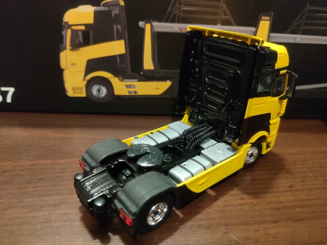 MINIGT Mercedes-Benz アクトロス 黄色 右ハンドル 1/64