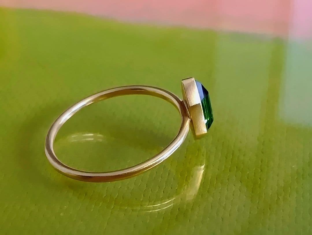ガブリエラキス 18K グリーントルマリンリング 12号 カイトシェイプ