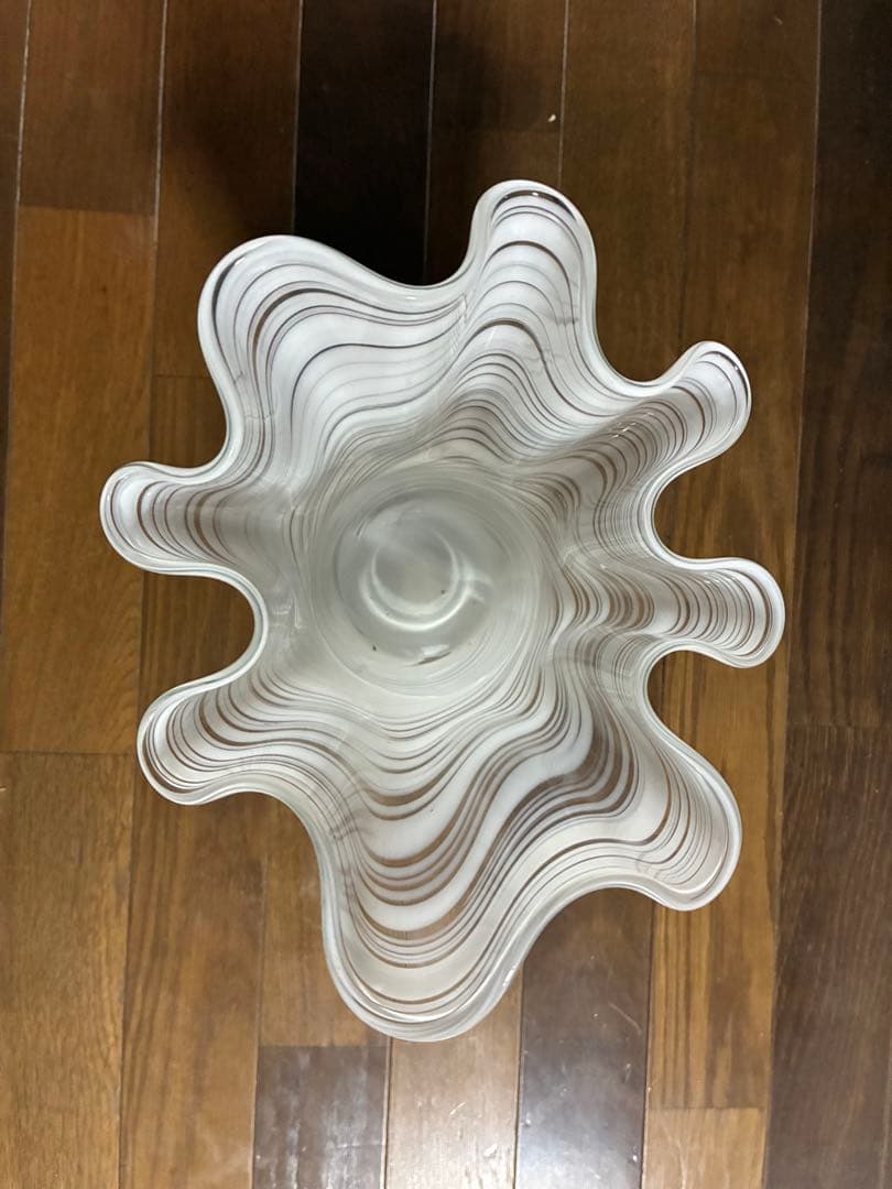 波状フリルデザインの白い花瓶 - メルカリ