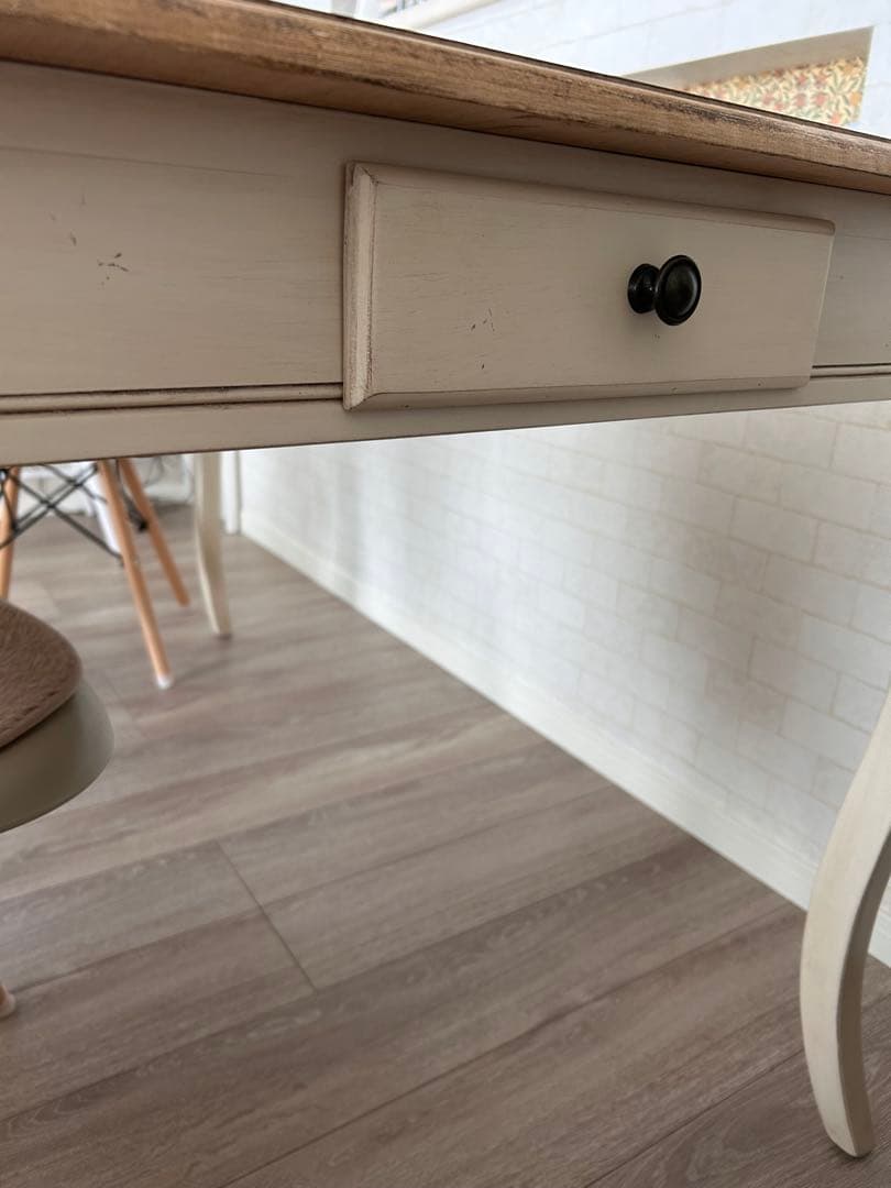 ダイニングテーブル　アンティーク　シック　かわいい