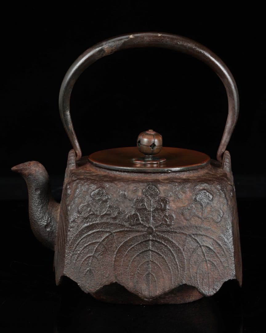 【時代鉄瓶】三葉葵紋 四方形鉄瓶 銅蓋 茶道具 煎茶道具 急須 湯沸 骨董品 時代鉄瓶】三葉葵紋 四方形鉄瓶 銅蓋 茶道具 煎茶道具 急須 湯