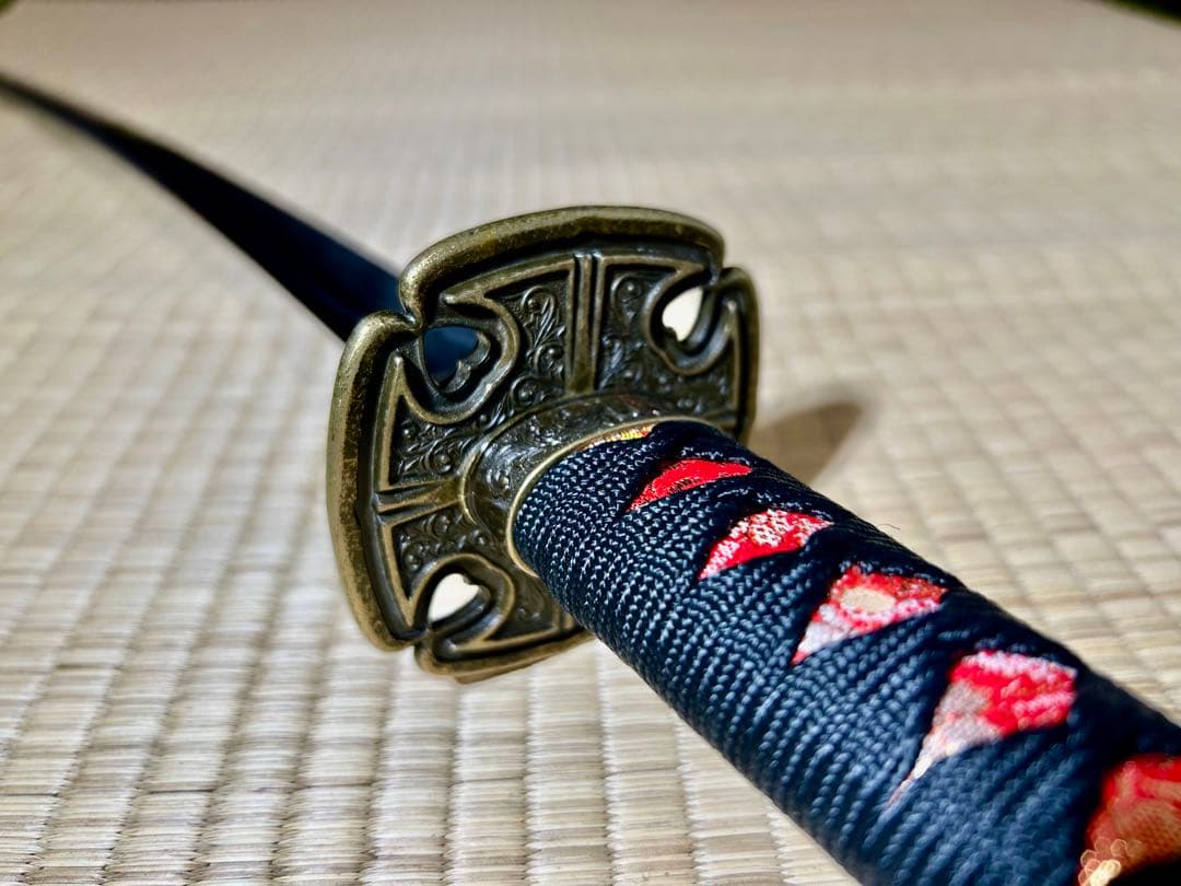 模造刀 太刀　※赤い鞘で刀身に樋のある刀！