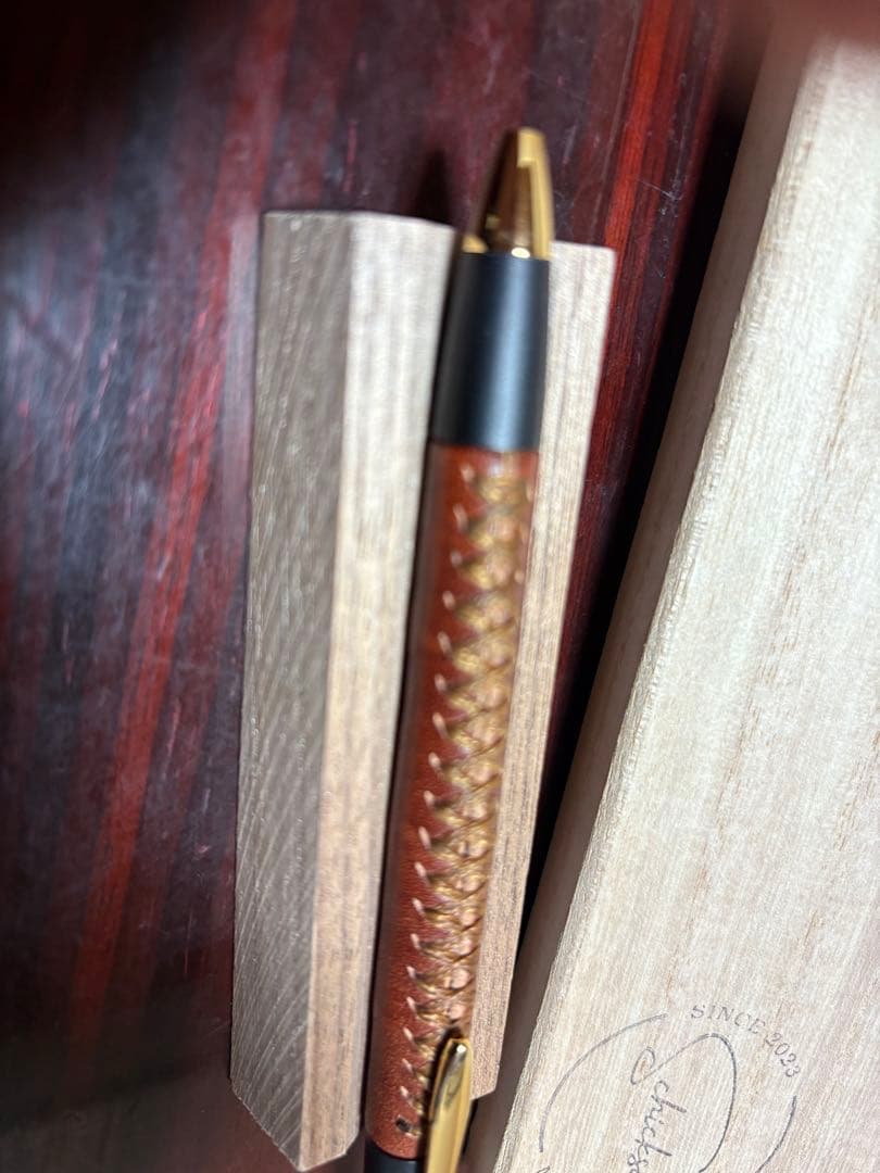 Schicksal 革軸ペン 特上ヌメ革節目模様ブラウンの通販はau PAY