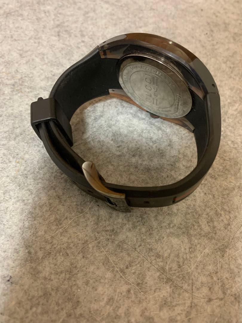 [極美品] GUCCI ブラックラバーベルト 時計　137.1